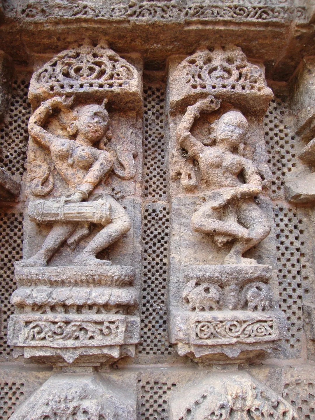 Relieve de músicos y bailarines en el templo del Sol de Konark,  distrito de Puri en el estado de Odisha, India. 