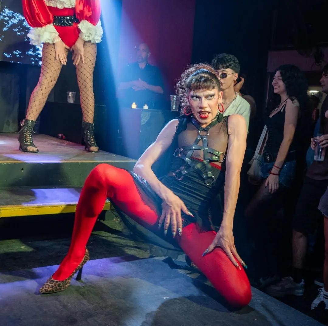 El show drag de La Wan hace vibrar al público junto a la catarata de hits de su DJ set.