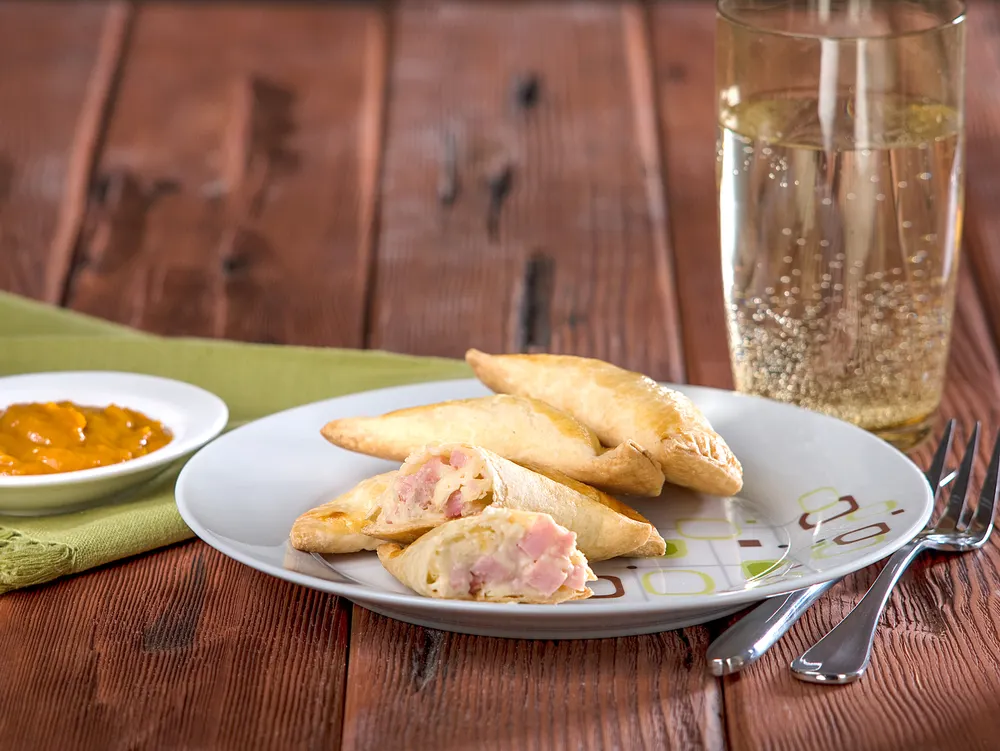 Es una de las recetas de empanadas más elegidas por los niños por su sabor suave y cremoso.