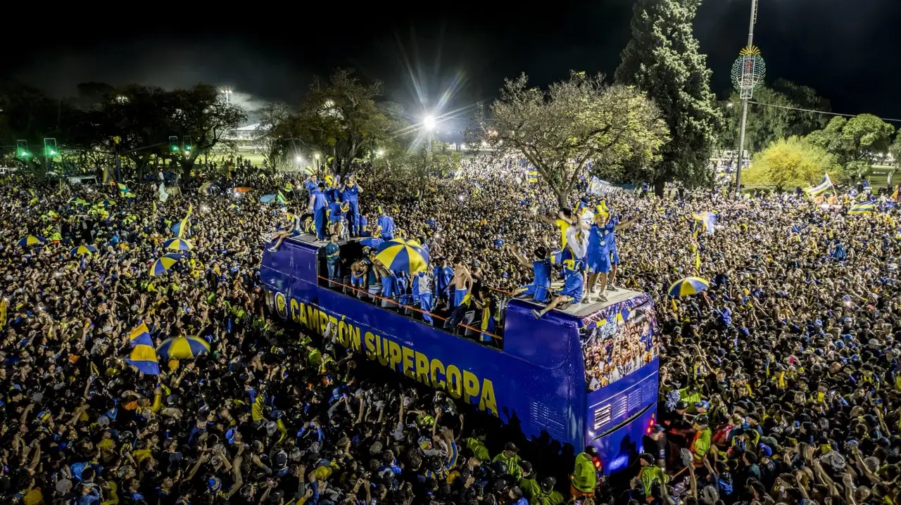 Rosario Central festejó el título de la Supercopa Internacional junto a su gente, pero hubo polémica por un ataúd con el nombre de Verón.