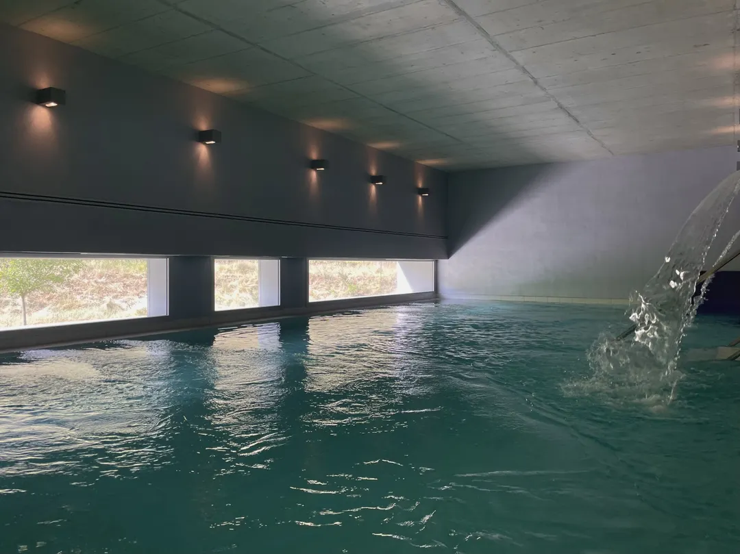 El complejo cuenta con piscina, jacuzzi y otras instalaciones para relajarse.