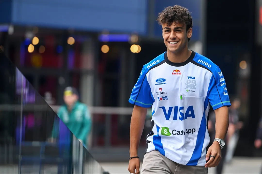 Lindblad bancó a Colapinto y disparó contra la FIA tras las polémicas sanciones en el GP de Países Bajos.