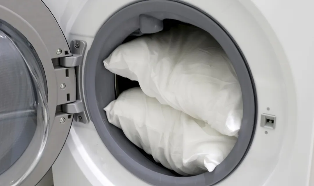 Se recomienda no lavar de más de dos almohadas. Foto: Shutterstock