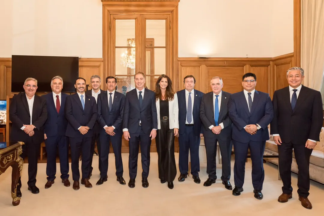 Diego Santilli junto a distintos gobernadores