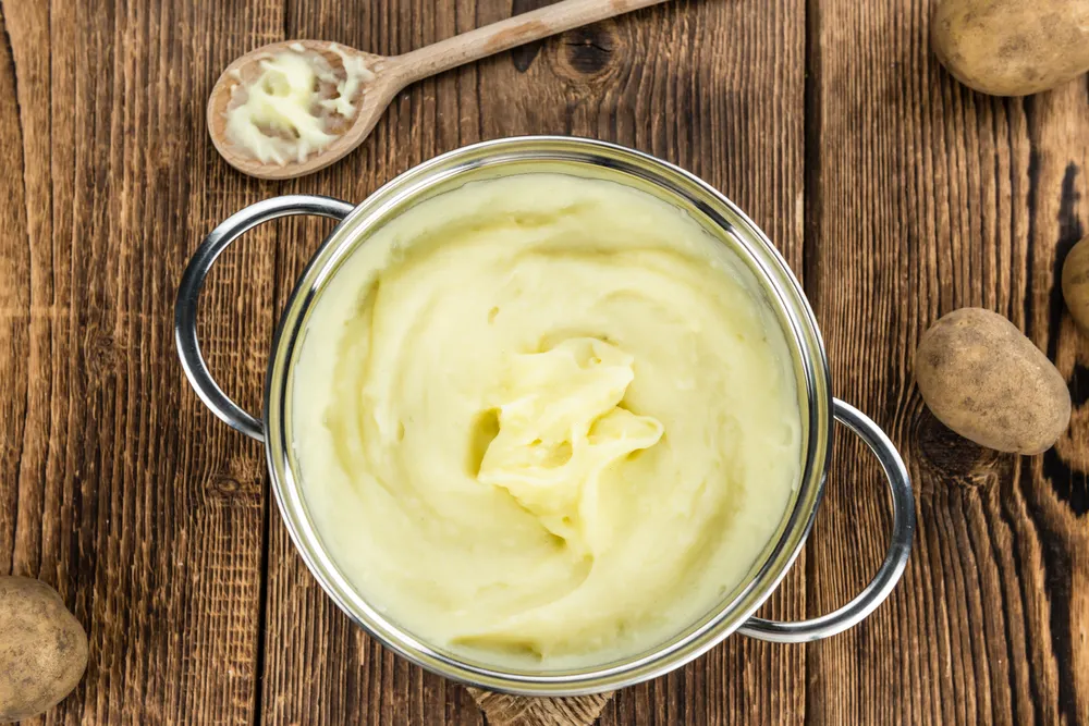 En la receta clásica, usar leche caliente evita que el puré se enfríe o tome una consistencia grumosa.