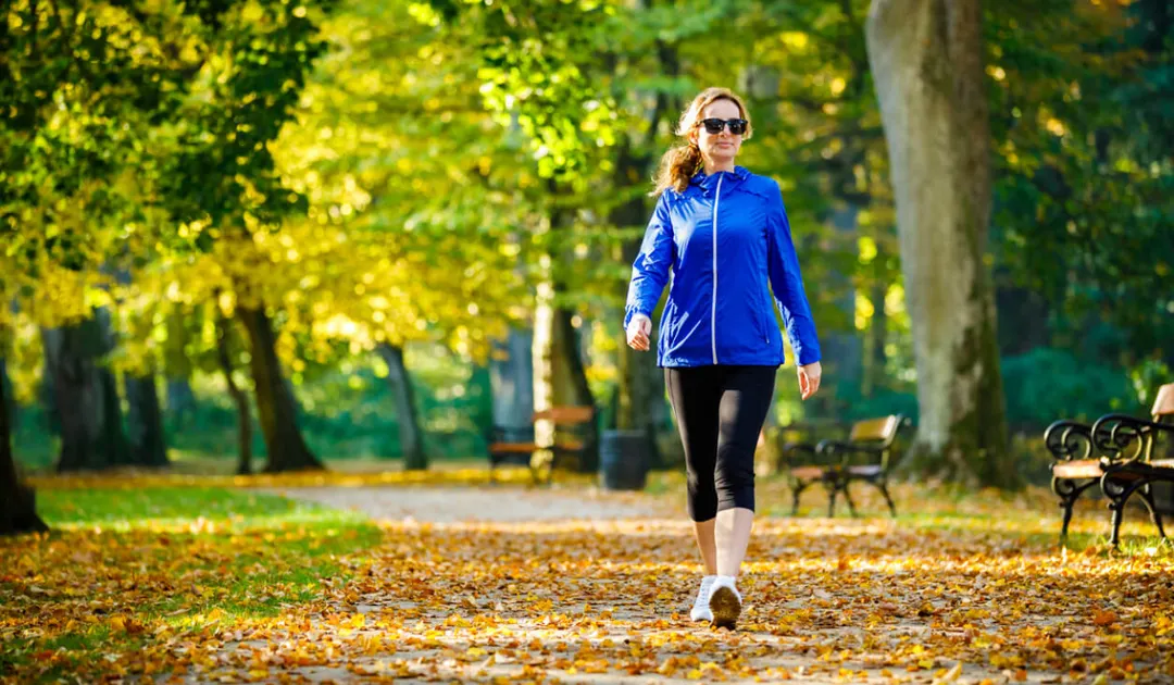 Caminar después de comer tiene beneficios para la salud metabólica.