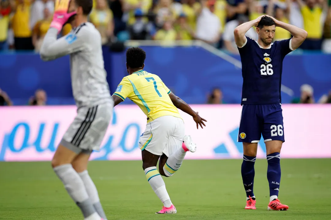 Vinicius festeja uno de sus goles frente a Escocia, que hoy quedó eliminada del Mundial. 