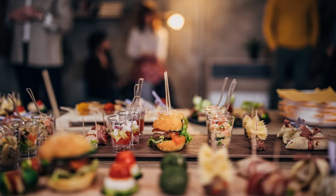 Las propuestas gastronómicas son una de las ofertas tentadoras para celebrar el Día del Maestro.