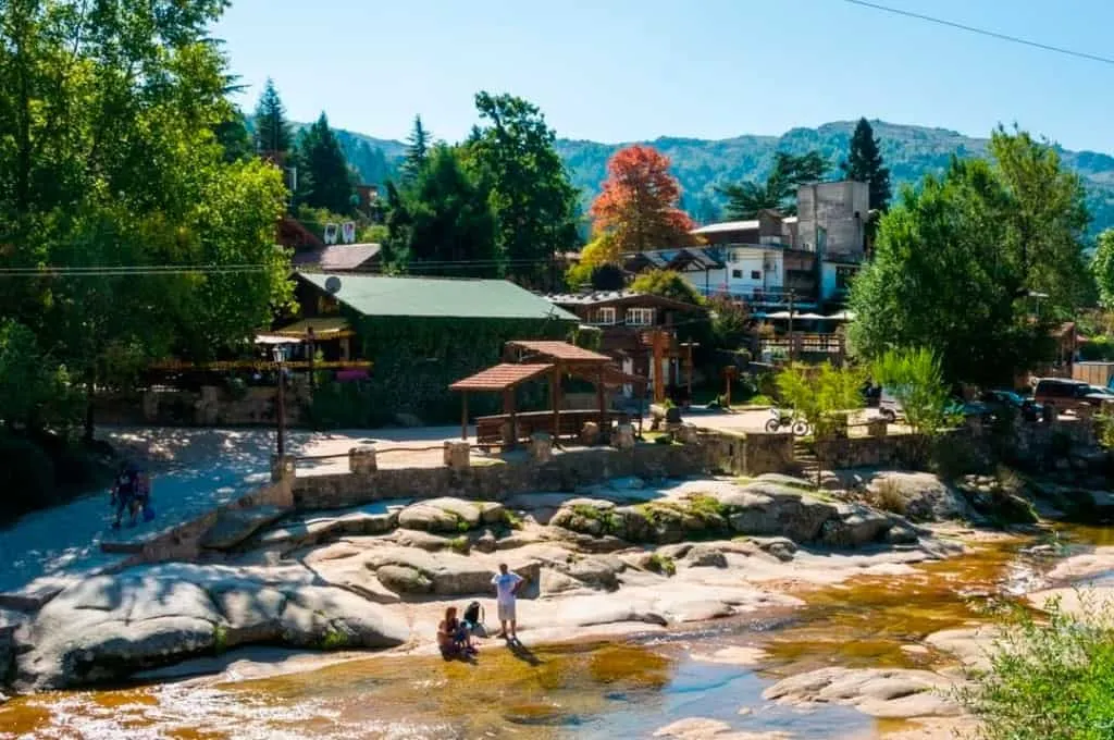 La Cumbrecita combina bosque, arroyos y un ambiente único entre los pueblos cordobeses.