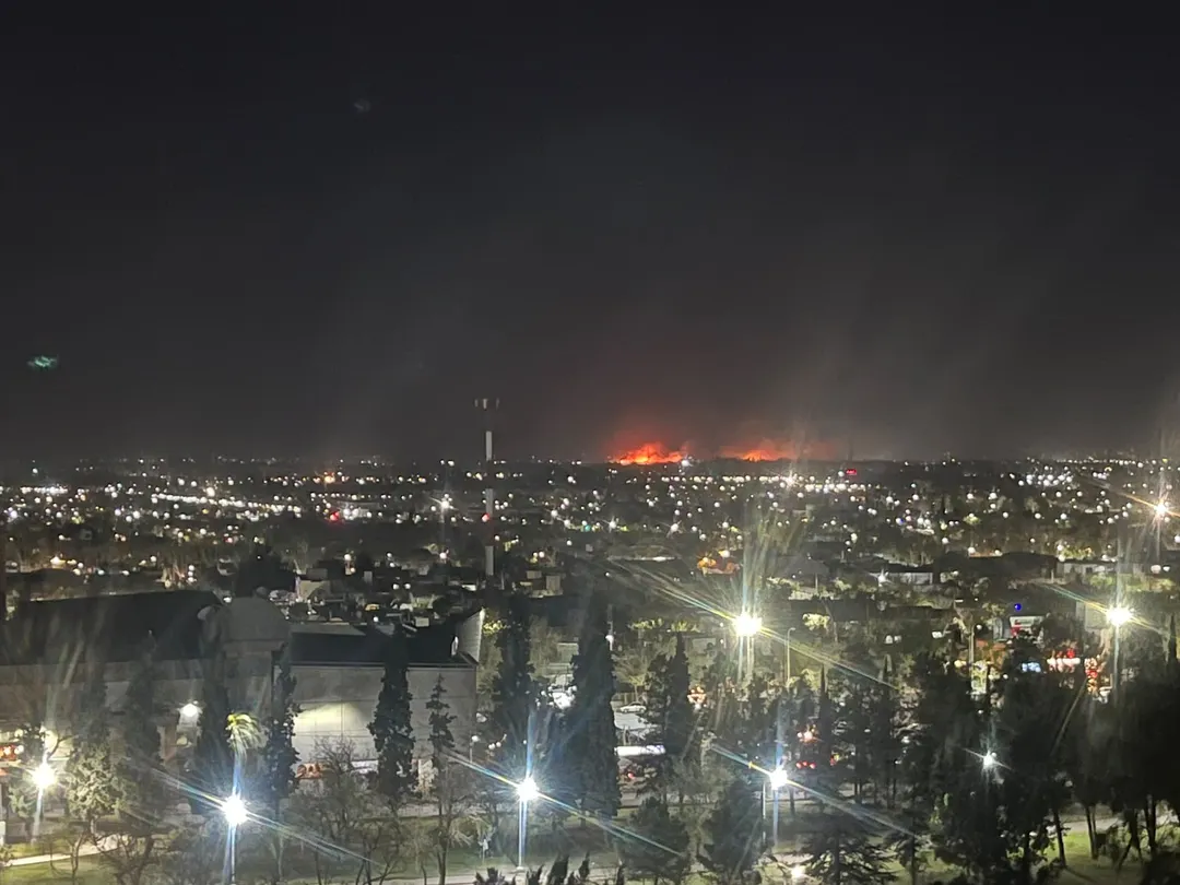 Incendio en el norte provincial, captado desde las torres del Unimev.