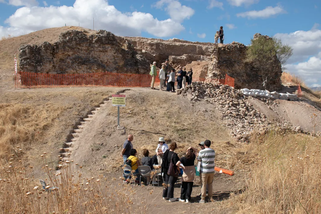 Los voluntarios del castillo participarán en excavaciones, limpieza de estructuras, documentación y clasificación de los materiales encontrados.