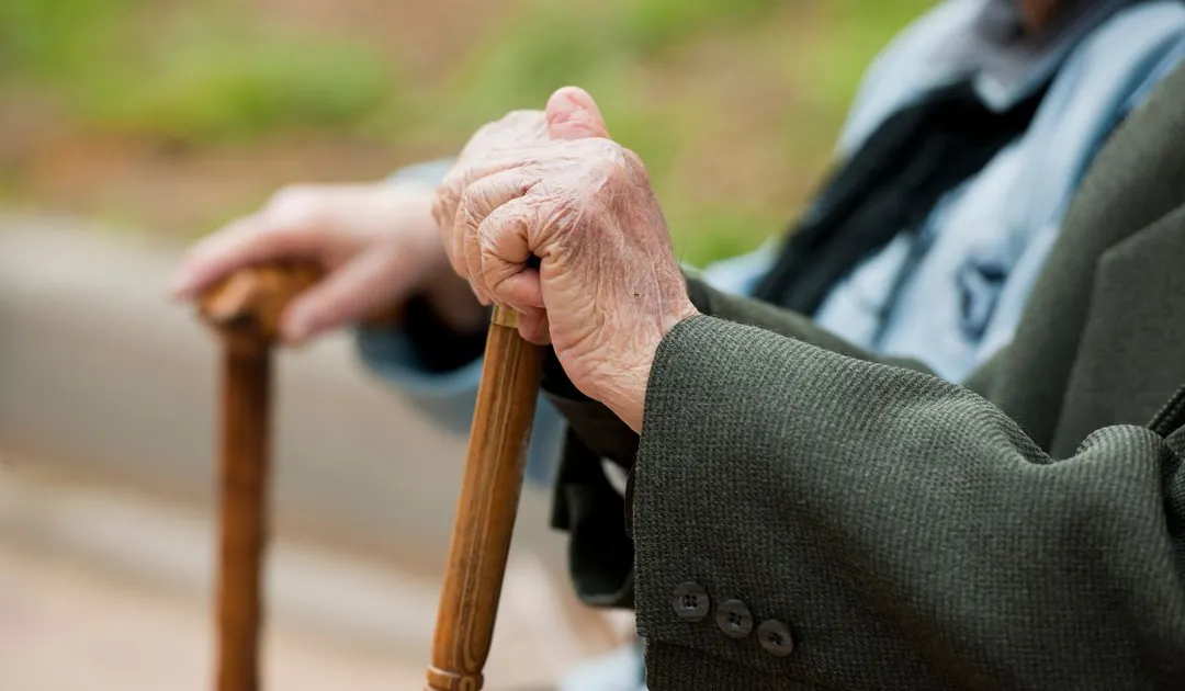 La dueña del geriátrico es una mujer de 78 años. 