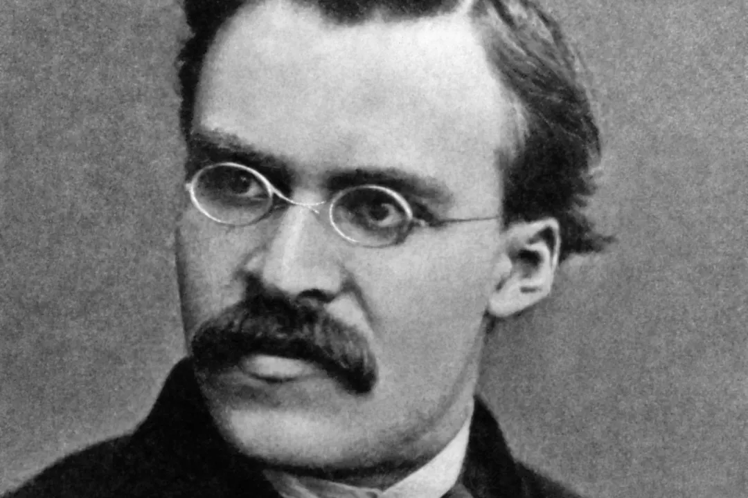 La frase de Nietzsche cuestiona la idea de que crecer obliga a dejar atrás todo lo relacionado con la infancia.
