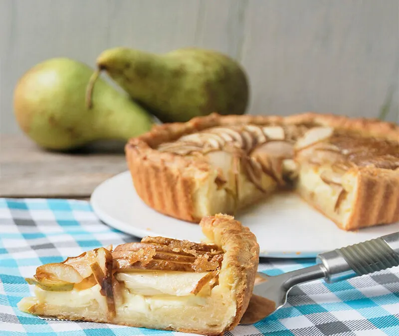 La tarta que conquista con brie, peras y cebolla.
