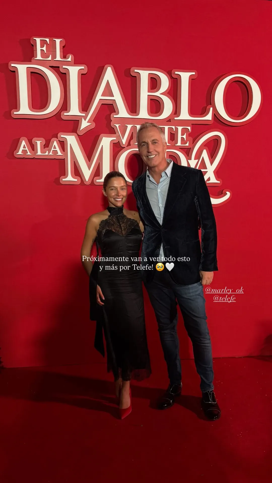 Sofía Gonet, la "Reini", durante la polémica alfombra roja de El diablo viste a la moda 2 en México junto a Marley.
