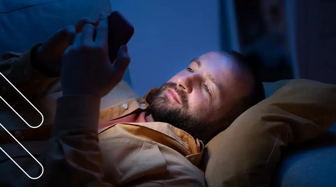 El Tema oscuro modifica menús y apps compatibles, ideal para ambientes con poca luz y pantallas OLED.