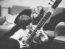 En Rubber Soul, George Harrison tocó un sitar en “Norwegian Wood (This Bird Has Flown)”.
