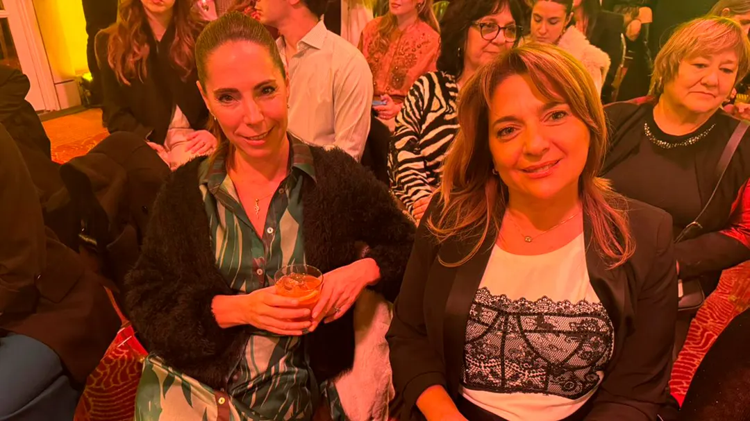 ¡Sonrisas y buena onda en la primera fila!
