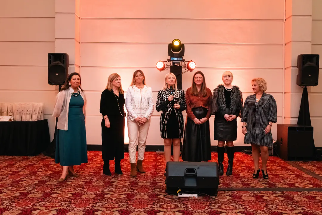 La comisión Directiva A.MU.V.A.: Carina Egea, Silvana Fourcade, Patricia Sanchez Valkovic, Claudia Farina, Lorena Mulet, Fátima Villagra y Adriana Carasco.