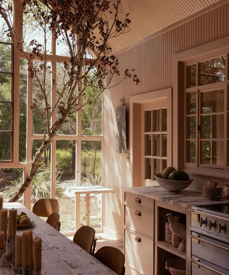 Cocina luminosa y espaciosa en el que el beige rosado se fusiona con la luz natural del día, cambiando de color según la hora del día. Foto: Sarah Barlow con diseño de Grace Mitchell
