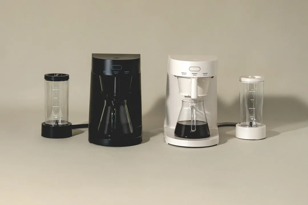 Ratio Four Small-Batch Brewer (Series 2): Diseño compacto y silencioso optimizado para emular el clásico método pour-over manual en pequeñas cantidades.