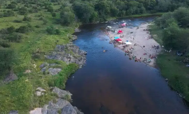 Villa Quillinzo, un pueblo a orillas del embalse Río Tercero, ofrece silencio, naturaleza y atardeceres únicos en primavera.