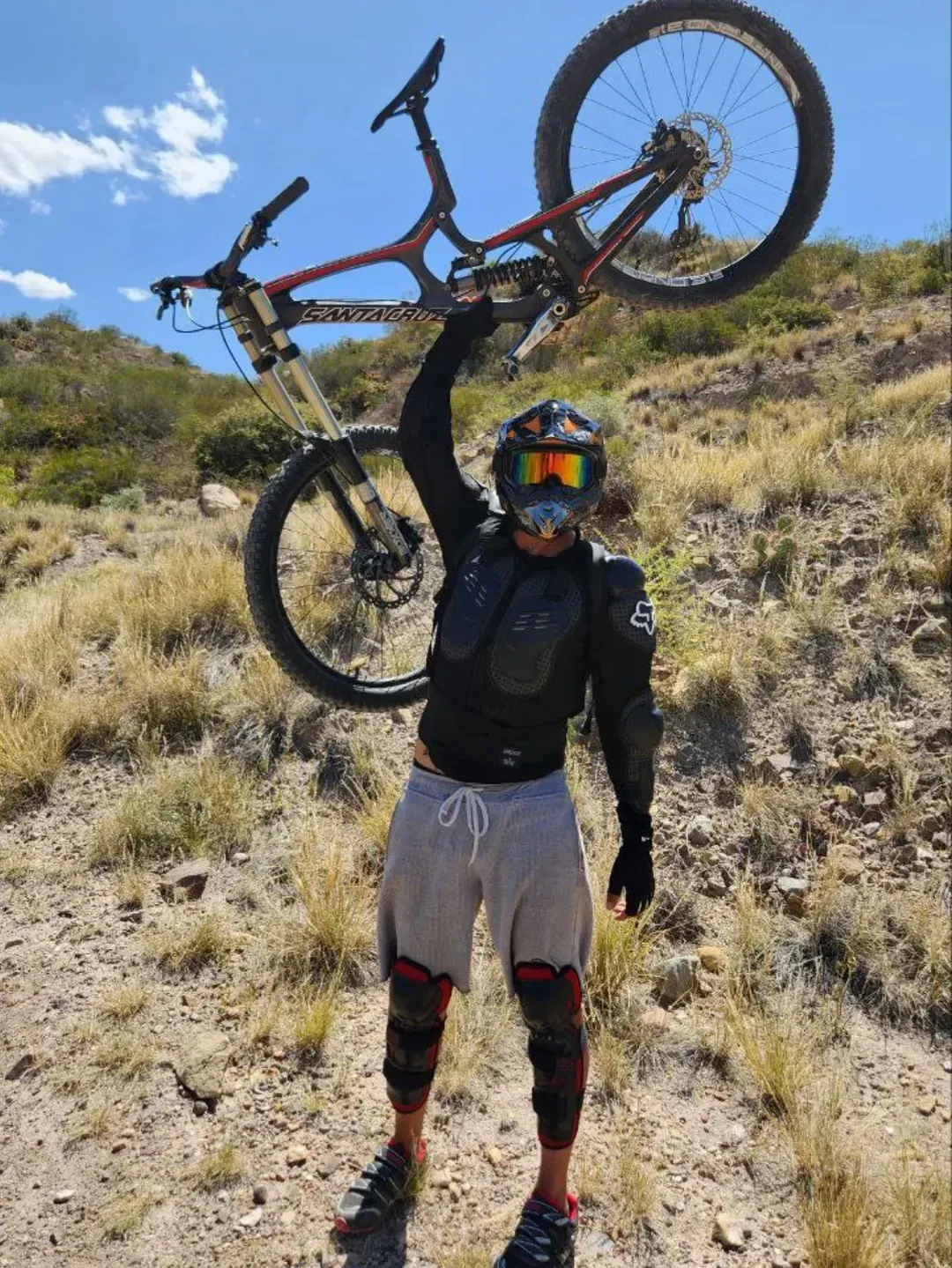 En terreno montañoso el diseñador de alta costura sufrió la fractura de clavícula practicando ciclismo extremo.