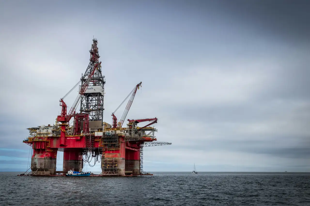 El petróleo sigue comercializándose a valores cercanos a los 100 dólares el barril, tras siete meses de guerra en Irán.