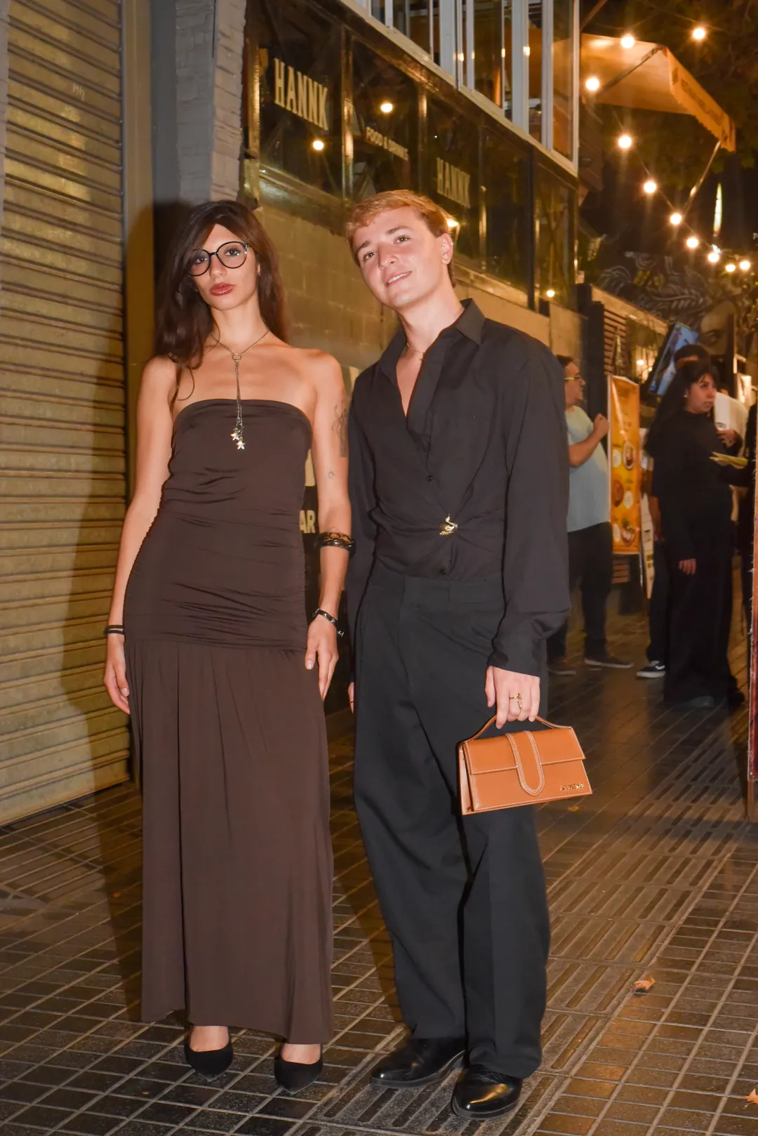 Renata y Felipe salieron muy elegantes rumbo a un cumpleaños en uno de las bares de Arístides.