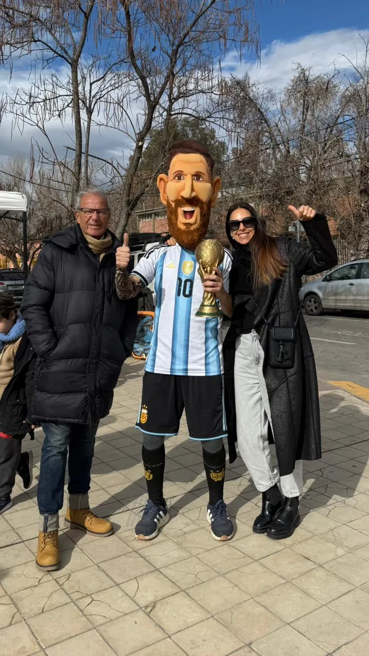 Lionel Messi paseando por Luján y sacándose fotos con los hinchas.