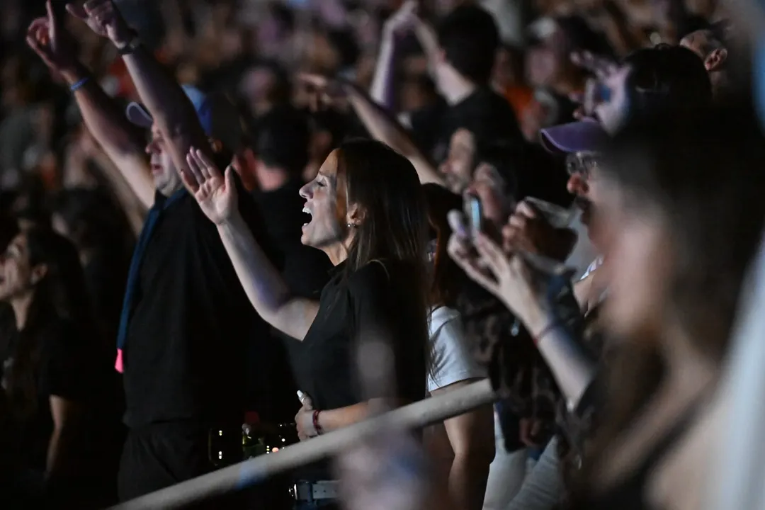 Miles de personas cantaron las canciones durante el recital.