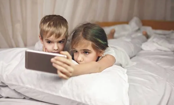 Muchos chicos pasan horas frente al celular, la tablet o la consola, las pantallas.
