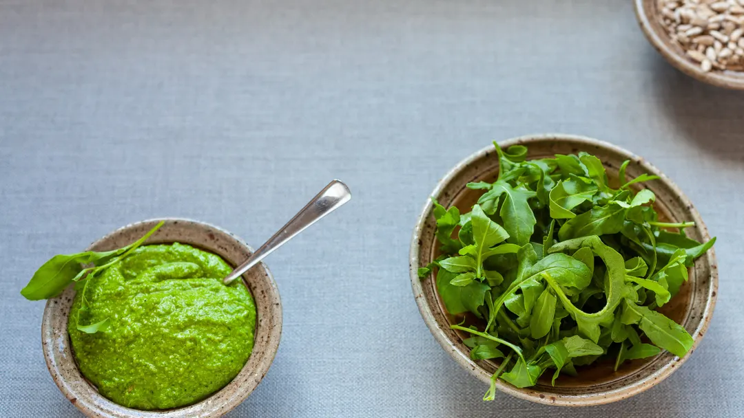 Con el tiempo, la receta de salsa pesto de rúcula se volvió popular por ser rápida, fresca y muy versátil.