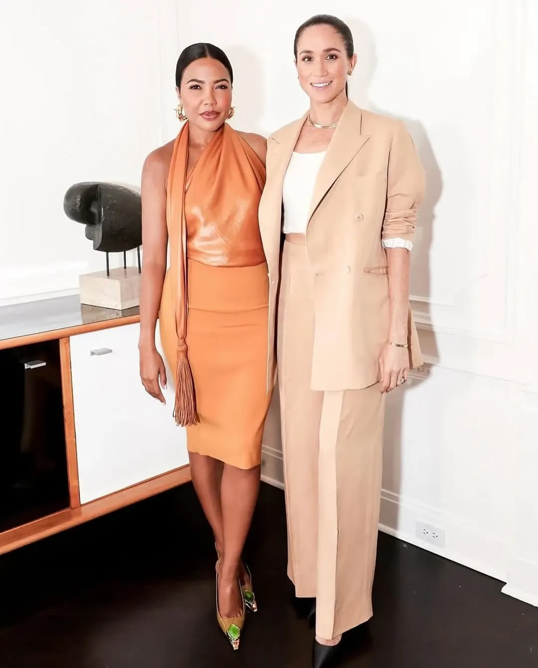 Meghan Markle brilló con un traje neutro y accesorios discretos pero imponentes.