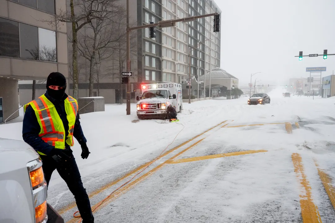 El terrible temporal de nieve en Estados Unidos recrudeció y obligó a las autoridades en la ciudad de Nueva York a prohibir el tránsito de vehículos no esenciales.