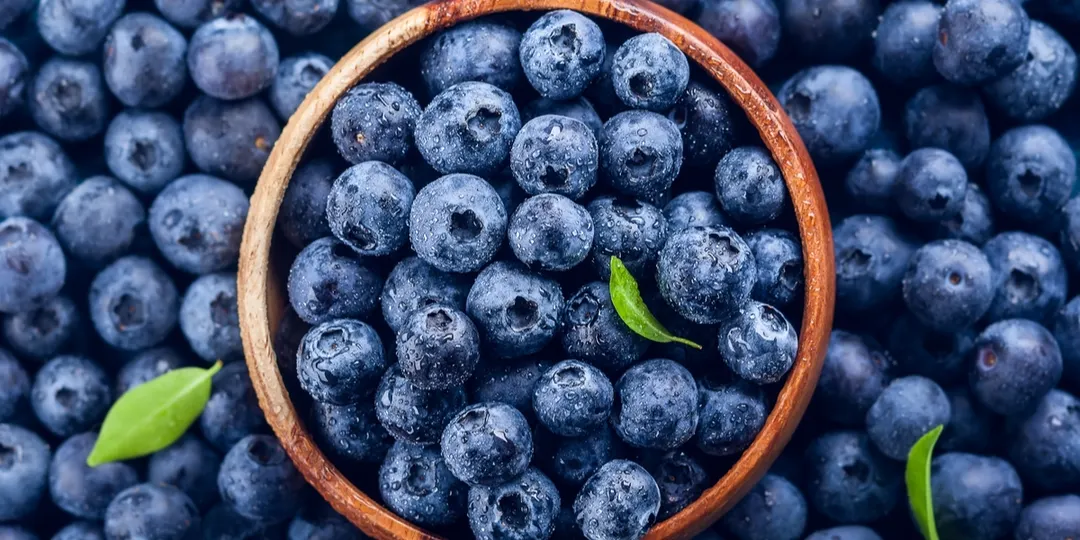 Las frutas recomendadas para disminuir el colesterol Los arándanos, las peras, las manzanas son alimentos ideales para incluir a tu dieta. Foto: Ph Shutterstock
