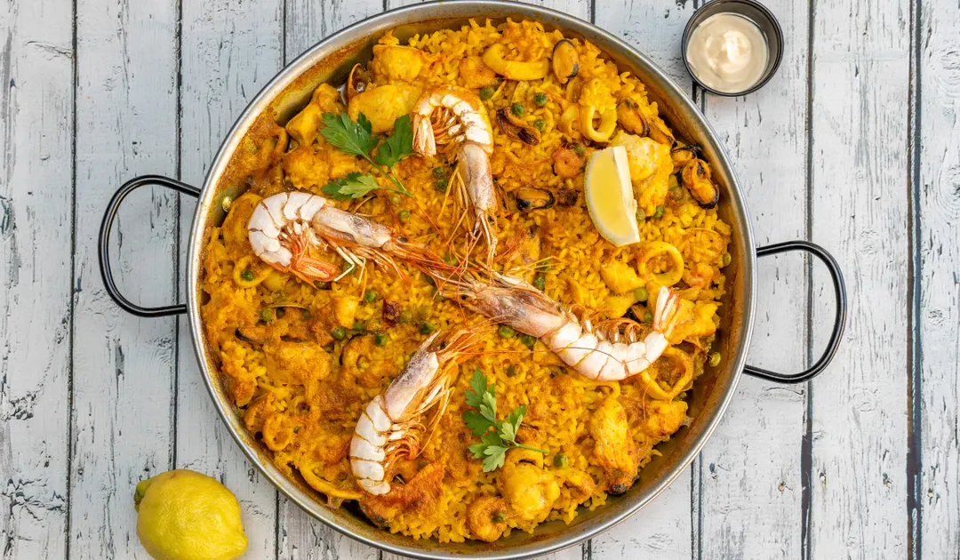 El secreto de una buena receta de paella está en no remover el arroz durante la cocción para lograr la textura adecuada.