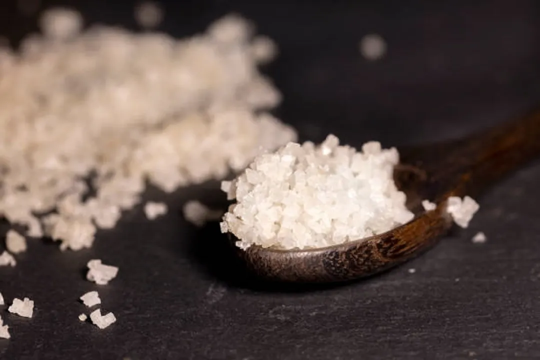 La sal gruesa es un aliado inesperado en la limpieza de casa.