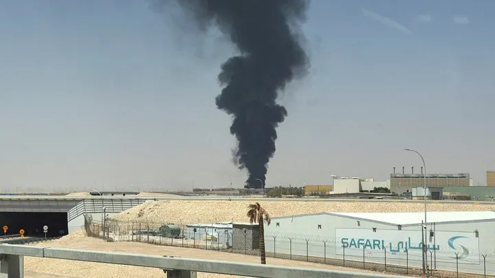 La explosión cerca de un aeropuerto en Arabia Saudita generó una columna de humo negro.