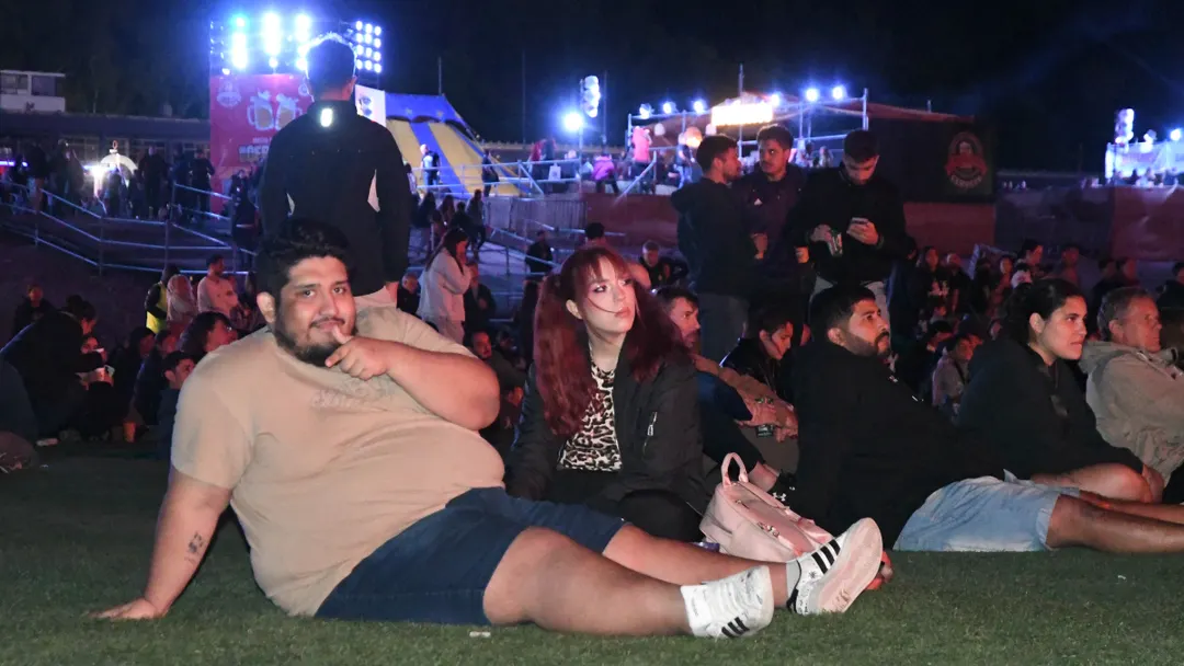 Un ratito de descanso mientras se esperaba la actuación de una banda y la otra.