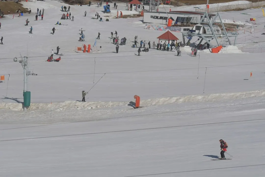 Desde el complejo señalaron que la oferta o realización de clases de esquí o snowboard por parte de instructores no autorizados constituye una actividad ilegal dentro de Las Leñas.