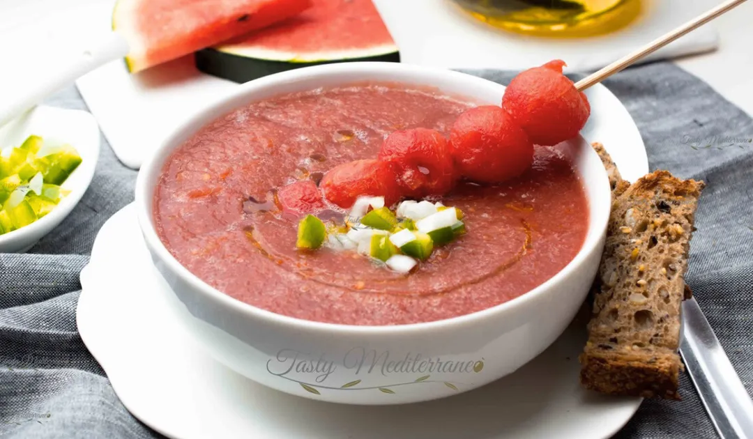 La receta de gazpacho de sandía es muy popular en menús de verano por su frescura.