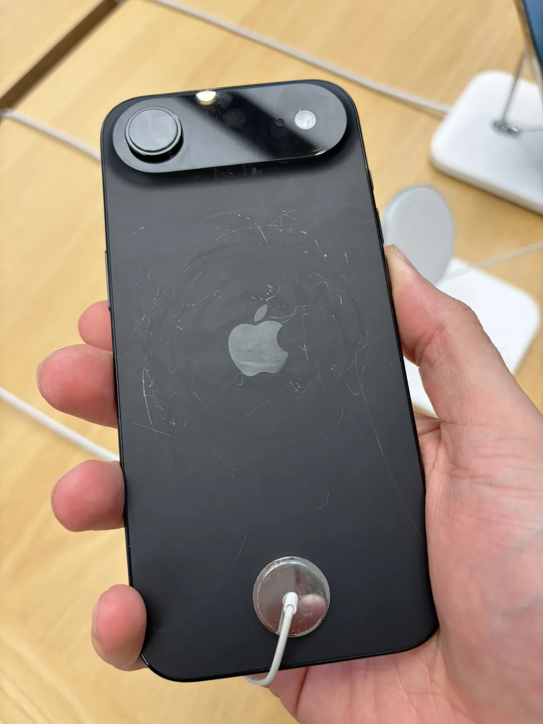 El iPhone Air que estaba en exposición ya se ve con arañazos y daños en su carcasa.