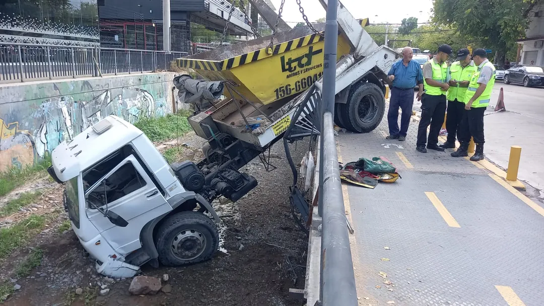 El camión quedó colgado en Morón y San Martín