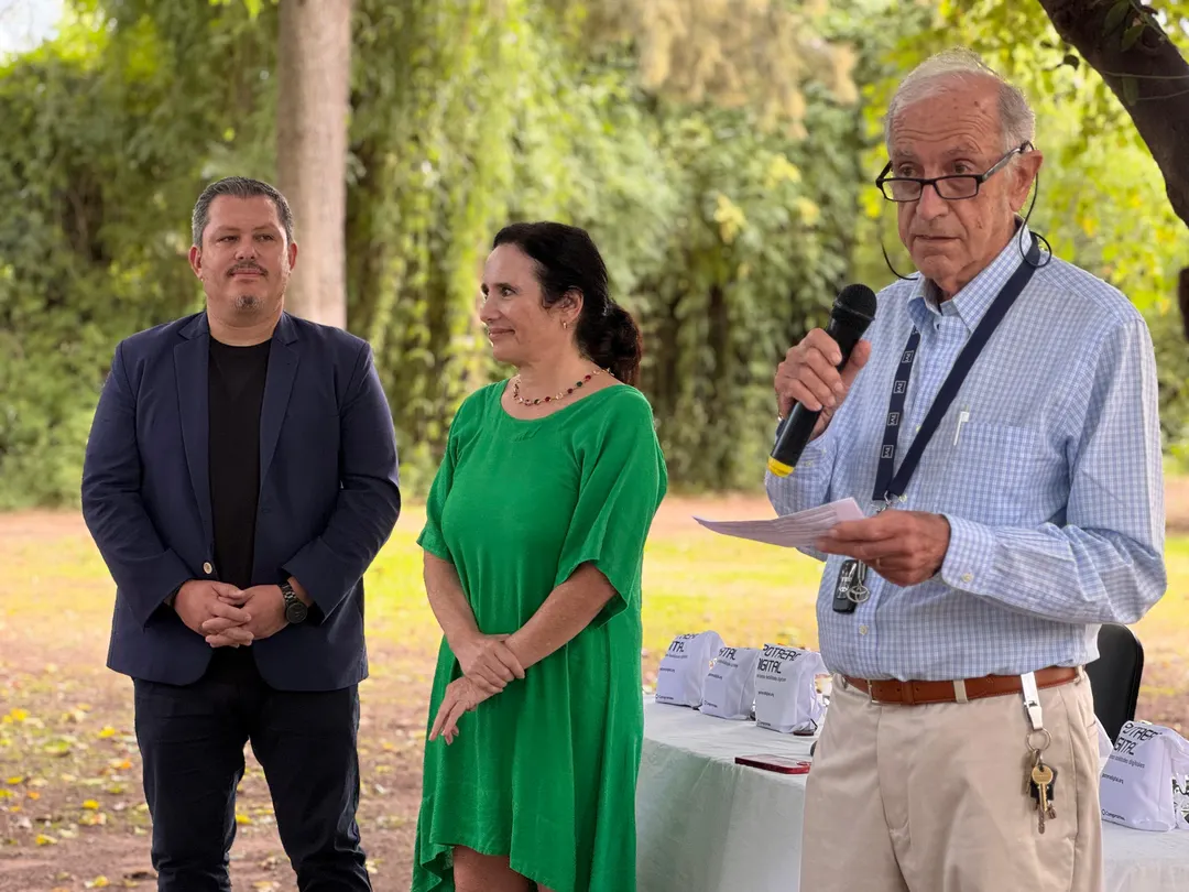 Carolina Biquard, directora ejecutiva de Fundación Compromiso, junto a Emiliano Mansilla, secretario de Desarrollo Económico del Municipio de Tigre (izquierda) y Alejandro Duhart, presidente de Patronato de la Infancia (derecha).