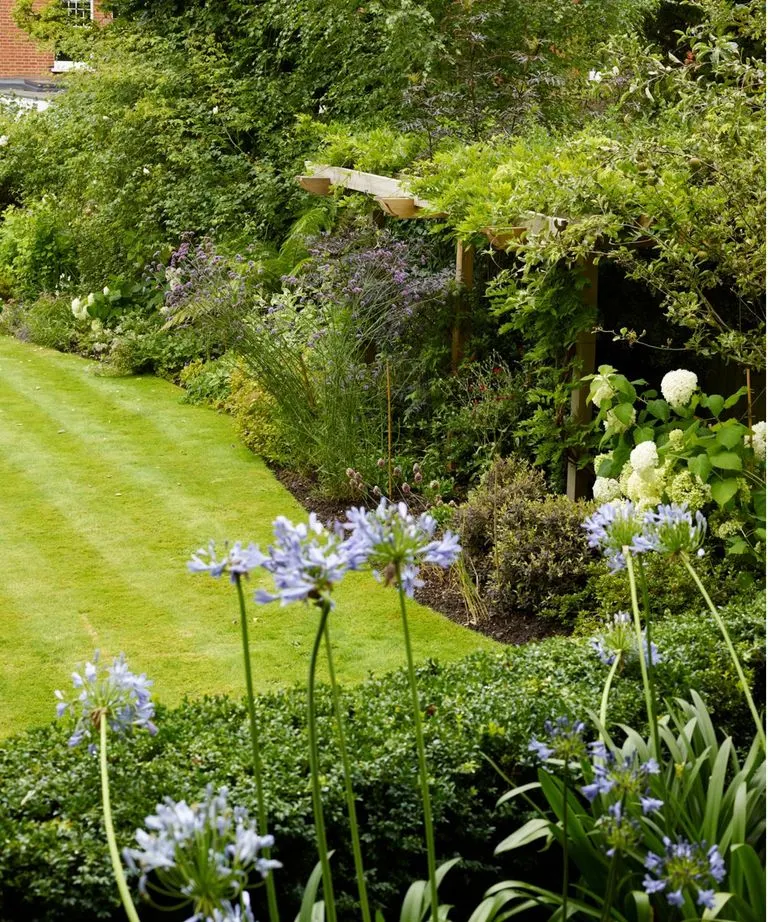La jardinería requiere dedicación diaria: cortar, regar y cuidar el césped correctamente asegura un jardín más fuerte y uniforme.