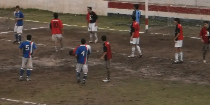 Las canchas no estan en condiciones en San Rafael para un reglamento de medios de comunicación. 