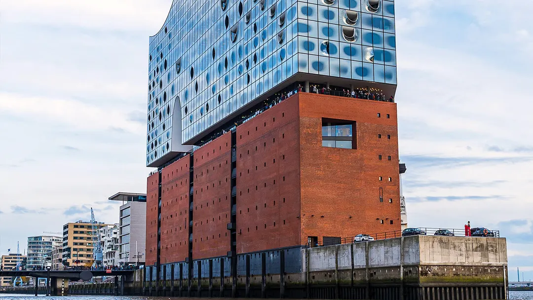 La elbphilharmonie, del estudio de arquitectura Herzog & de Meuron tiene un diseño que integra funciones públicas, culturales y turísticas en un mismo conjunto.