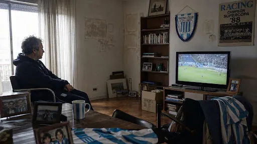 Y colgado en las paredes, ya sea con el banderín, el póster de El Gráfico del Racing campeón de la Supercopa del 88.