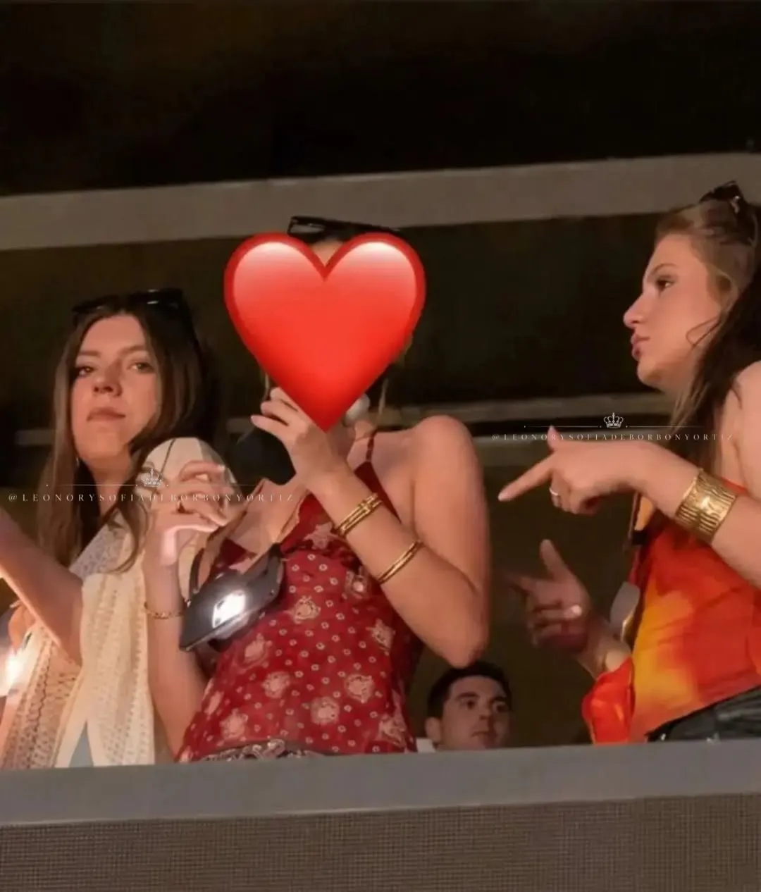 La princesa Leonor y la infanta Sofía sorprendieron con looks muy diferentes para ver a Bad Bunny en Madrid.